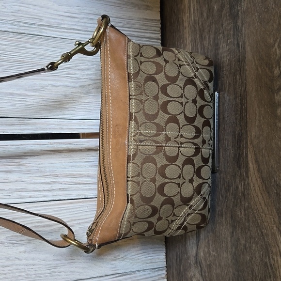 COACH near-vintage convertible east/west duffle made from khaki signature canvas - Picture 3 of 17